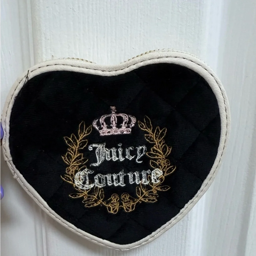 NWT Juicy Couture “Royal Couture” Black and White Heart-Shaped Zip Around